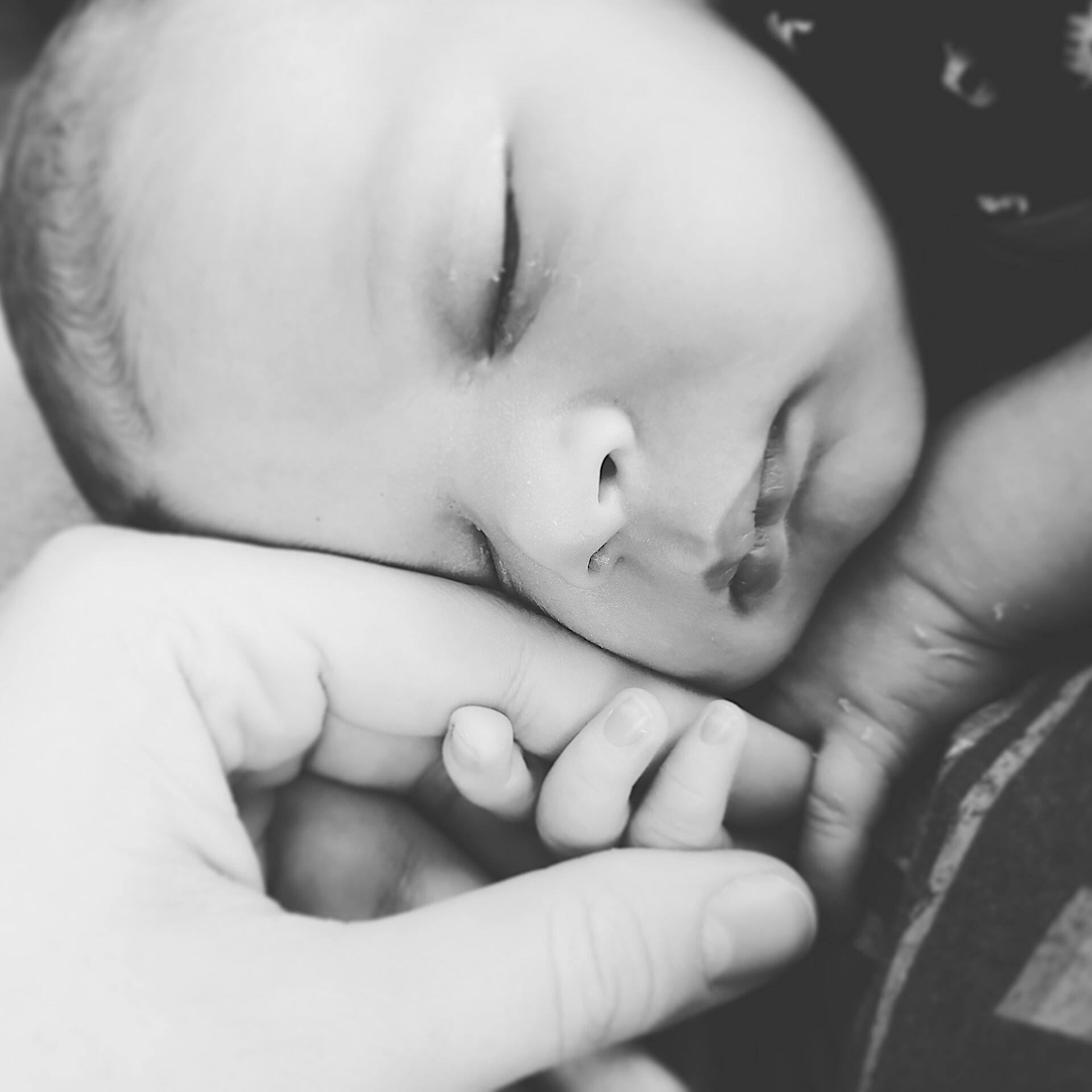 Матери снится маленький сын. Младенец любовь. Красивые картинки новорожденных и мам руки. Маникюр мамы с грудным ребенком. Детство в руках.