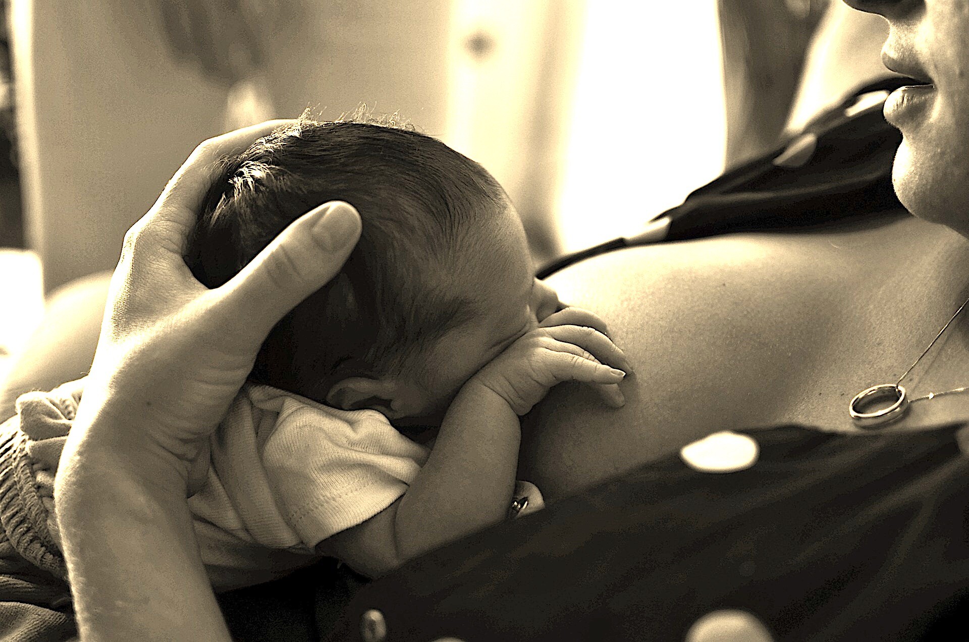 10 things moms can do while breastfeeding